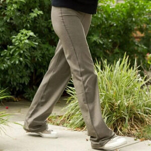 Lululemon Size 6 Relaxed Fit Pant Heathered Deep Camo  Green Pant